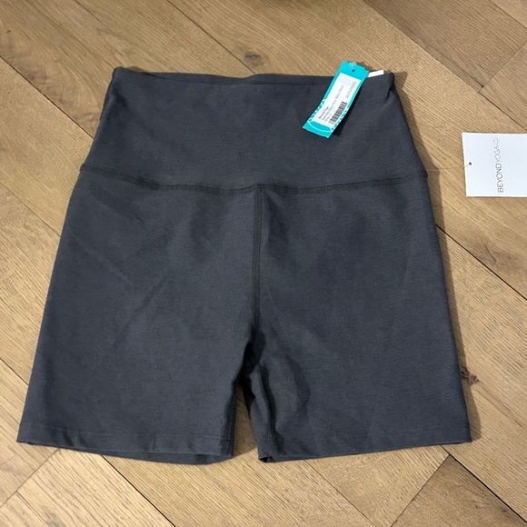NWT BEYOND YOGA KEEP PACE SPACE BIKER SHORT GREY LARGE L NEW - Picture 5 of 7